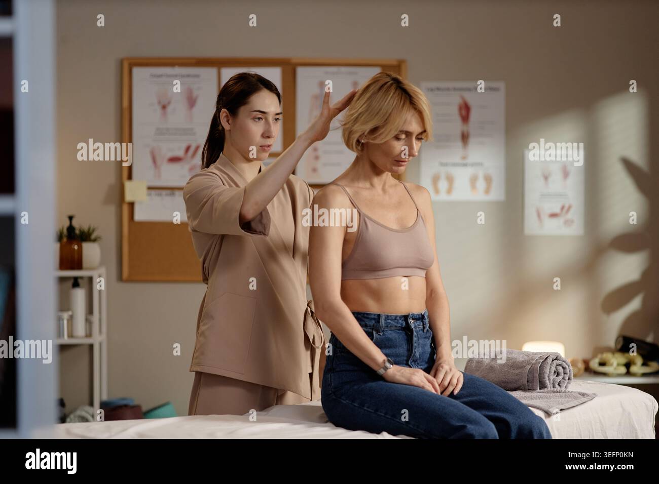 Femme adulte recevant une évaluation de posture pendant la physiothérapie Banque D'Images
