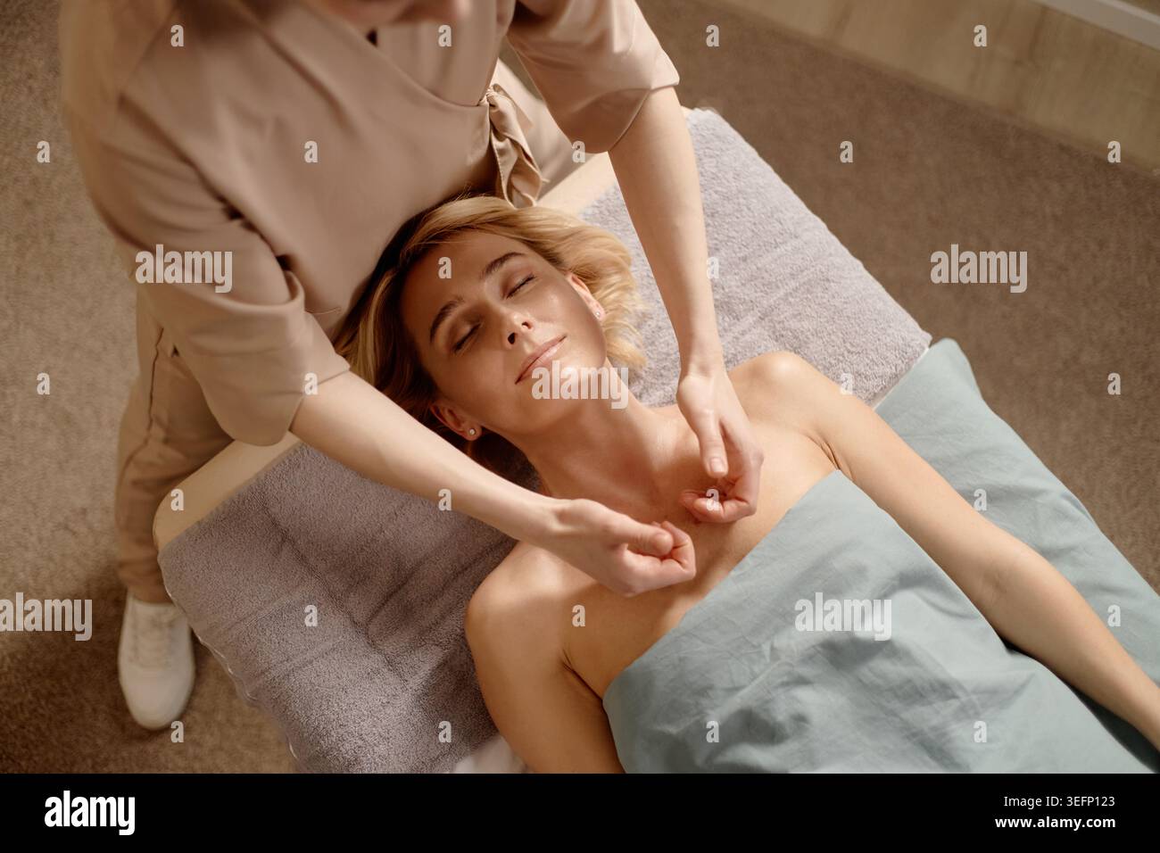 Femme adulte recevant un massage du cou pendant le soin Spa Wellness Banque D'Images