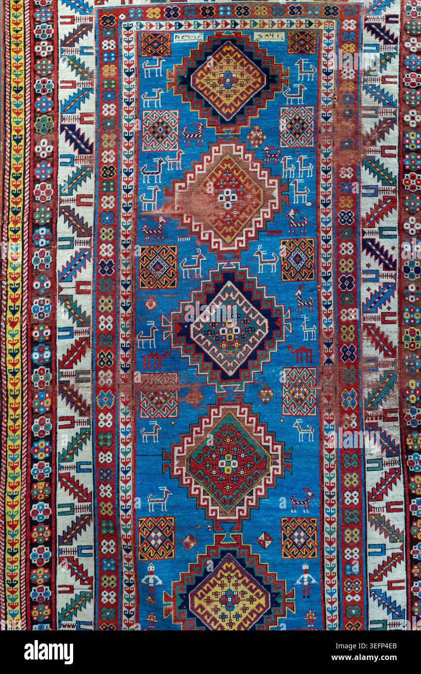 Authentique tapis traditionnel Gachagan du groupe kazakh de Géorgie avec des ornements géométriques audacieux, une texture tissée riche, et coloré caucasien Banque D'Images