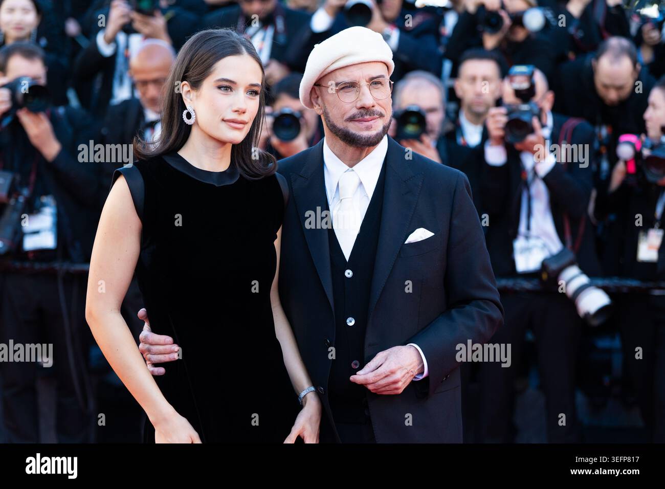 Cannes, France. 15 mai 2026. John Travolta et Ella Bleu Travolta assistent à la projection 'Karma' lors du 79ème Festival de Cannes au Palais des Festivals. Crédit : SOPA images Limited/Alamy Live News Banque D'Images