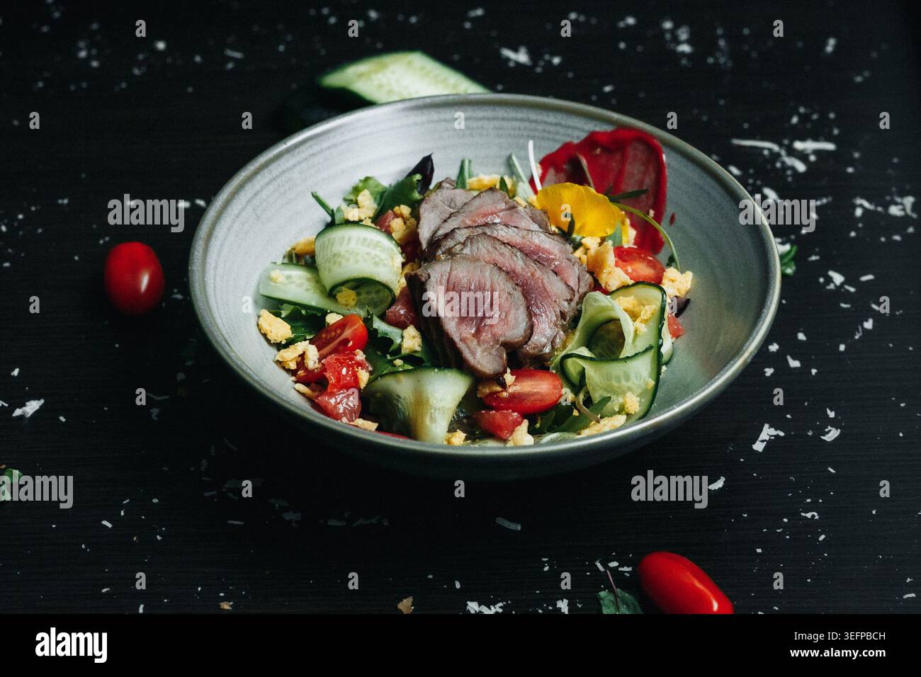 Délicieuse salade de viande gastronomique avec du bœuf en fines tranches et des légumes frais Banque D'Images