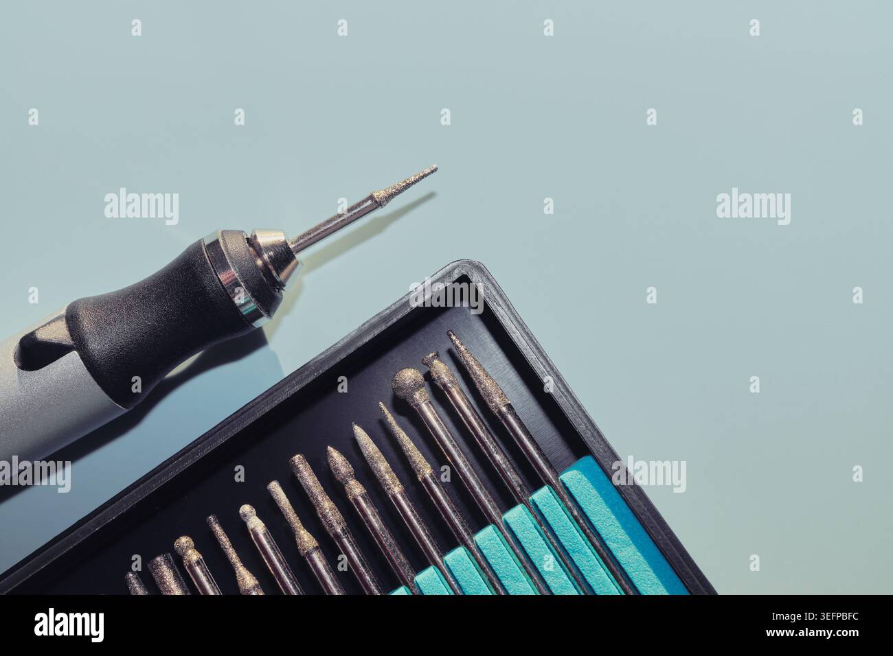 Stylo micro-polissage et embouts variés pour manucure ou pédicure Banque D'Images