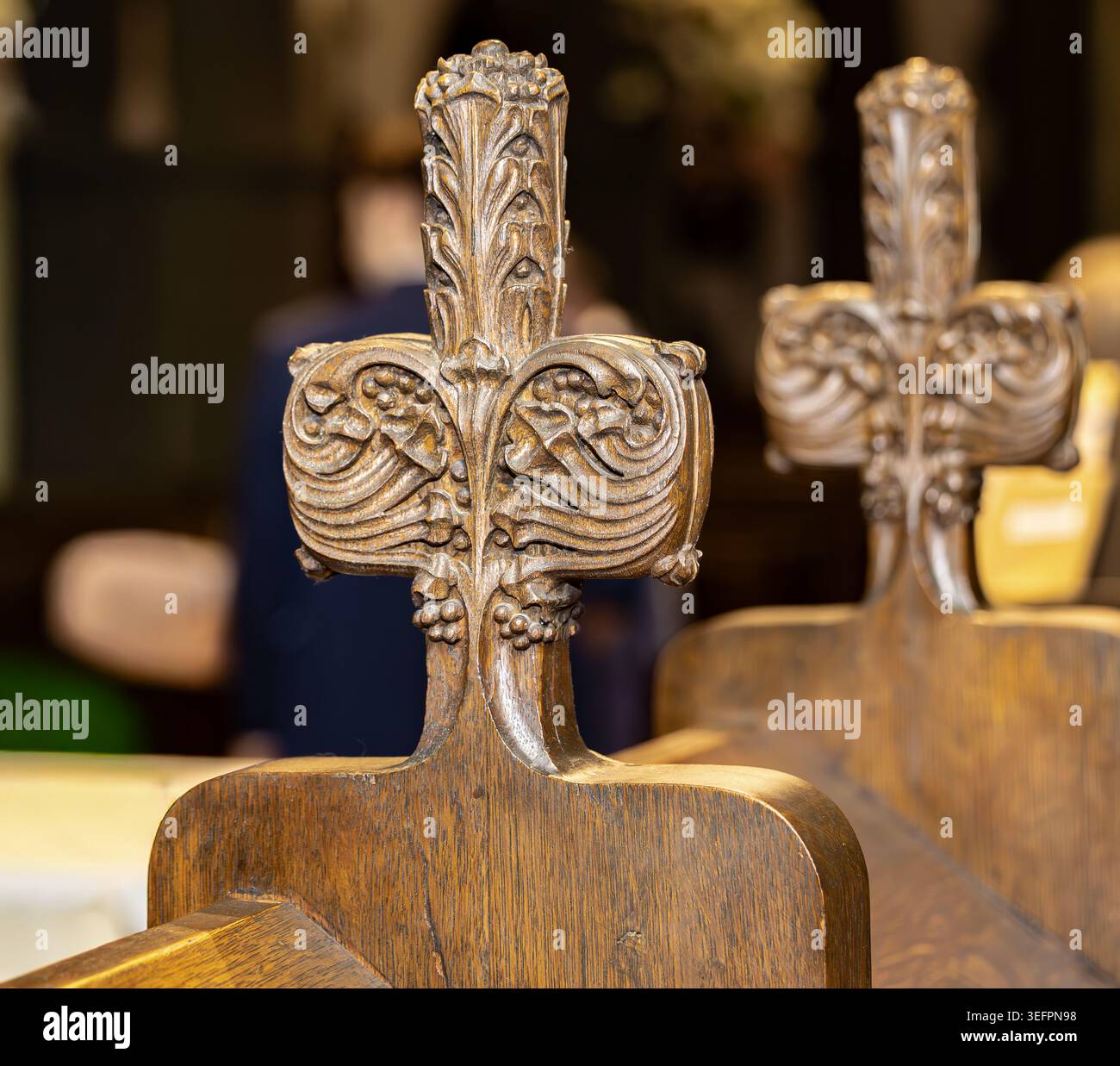 image détaillée de deux décorations de finial en bois sculpté dans une église Banque D'Images