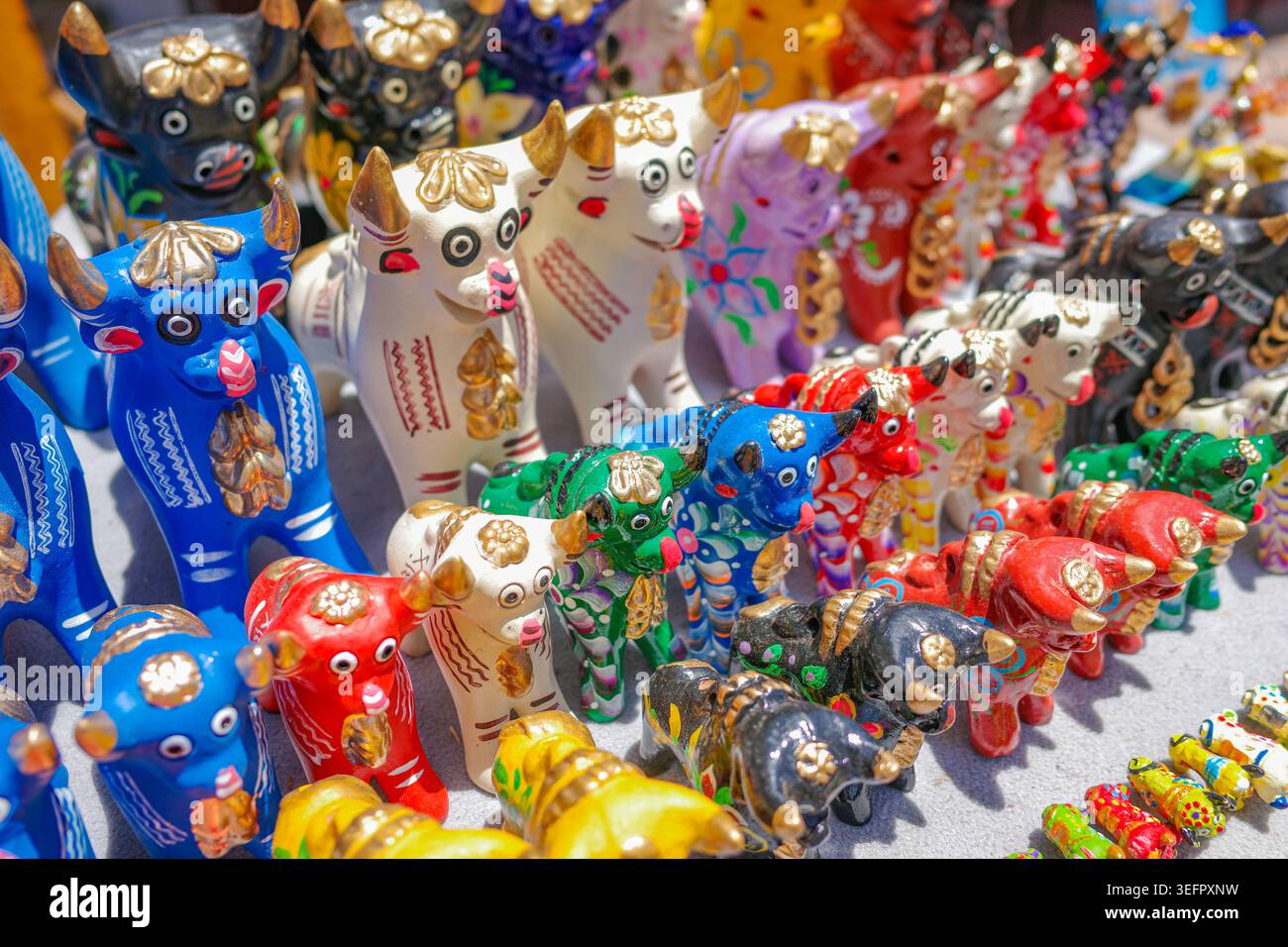 Puno, Pérou - 30 Nov 2025 : Ceramic Bulls (Torito de Pucara) à vendre sur un marché à Silustani Banque D'Images