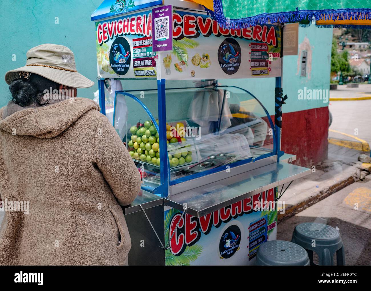 Cusco, Pérou - 26 novembre 25 : un vendeur de rue vendant du ceviche péruvien frais à Cusco Banque D'Images
