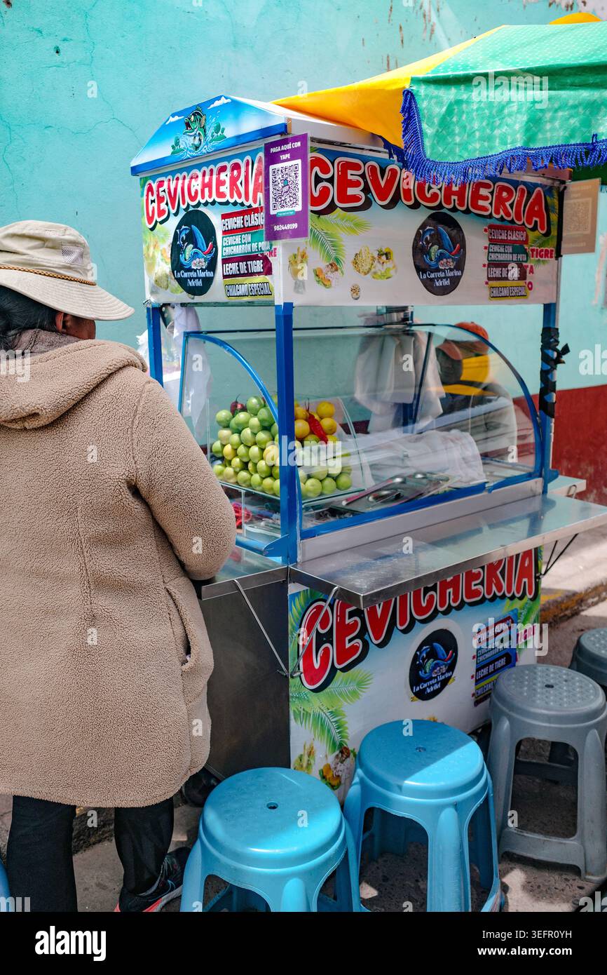 Cusco, Pérou - 26 novembre 25 : un vendeur de rue vendant du ceviche péruvien frais à Cusco Banque D'Images