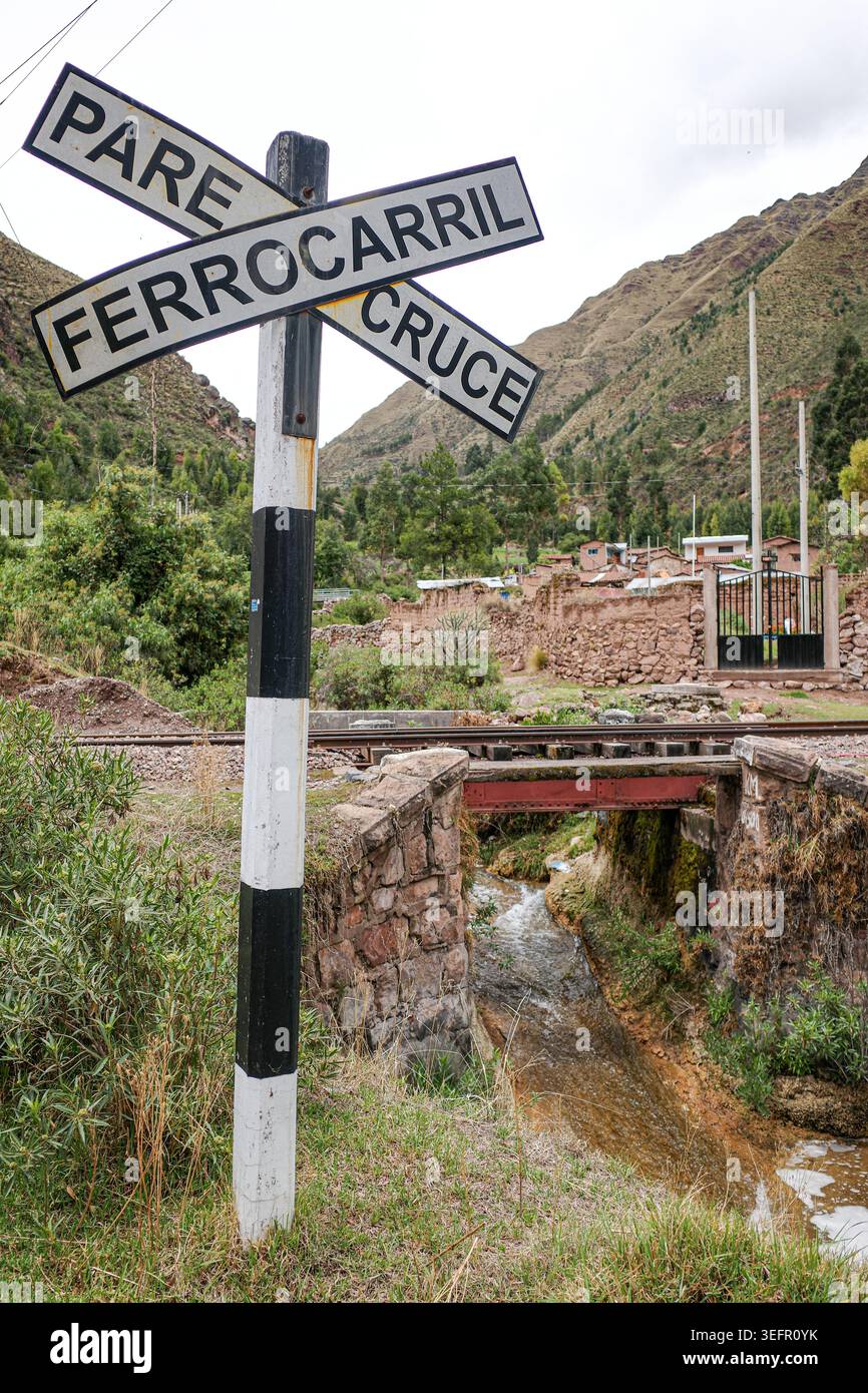 Cusco, Pérou - 26 novembre 2025 : panneau de passage à niveau dans la Vallée sacrée, Cuzco, Pérou Banque D'Images