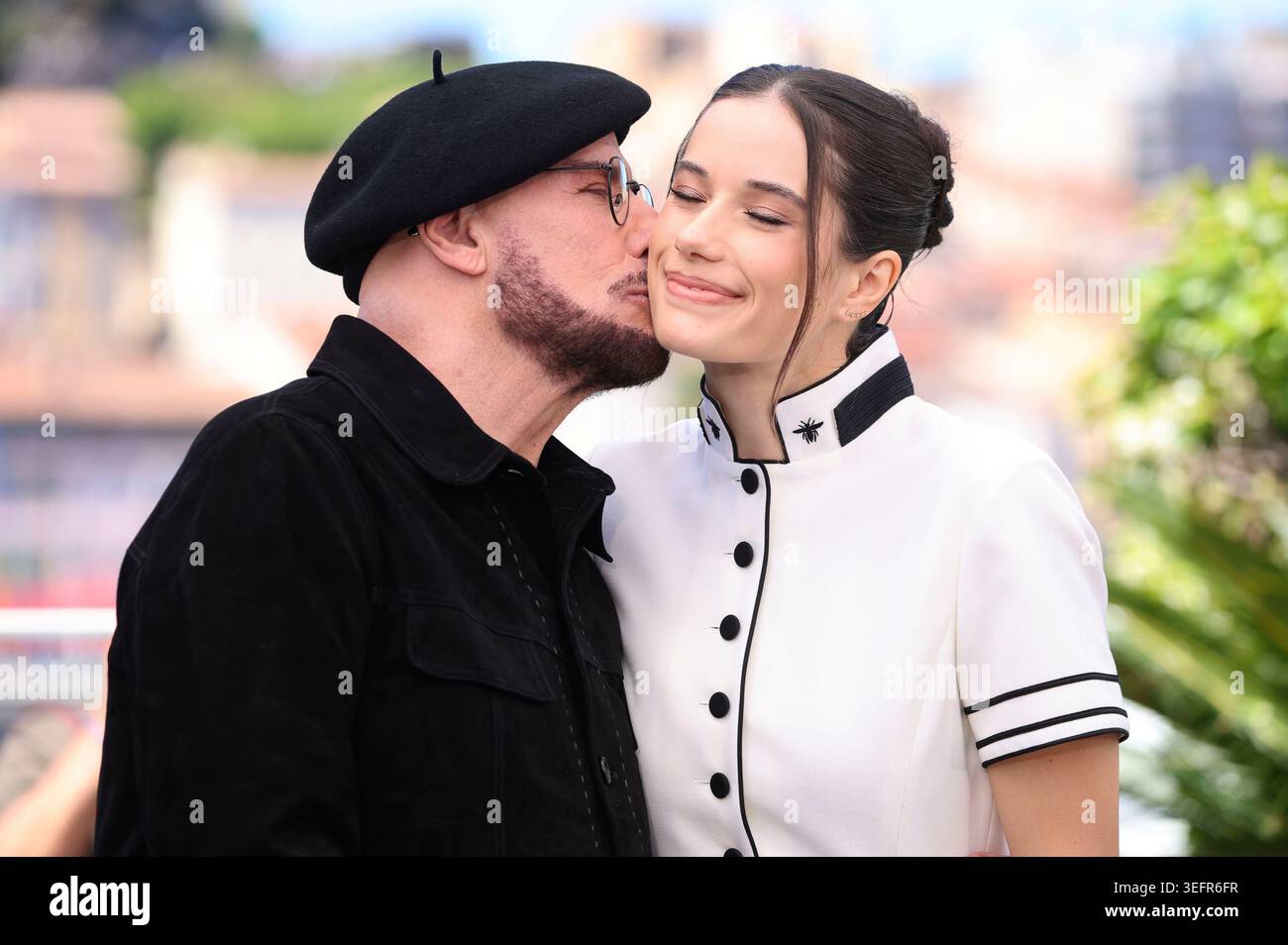 John Travolta avec sa fille Ella Bleu Travolta à la photocall pour le téléfilm 'Propeller One-Way Night Coach / Night Flight to L.A.' au Festival de Cannes 2026 / 79ème Festival International du film de Cannes au Palais des Festivals. Cannes, 16.05.202 Banque D'Images