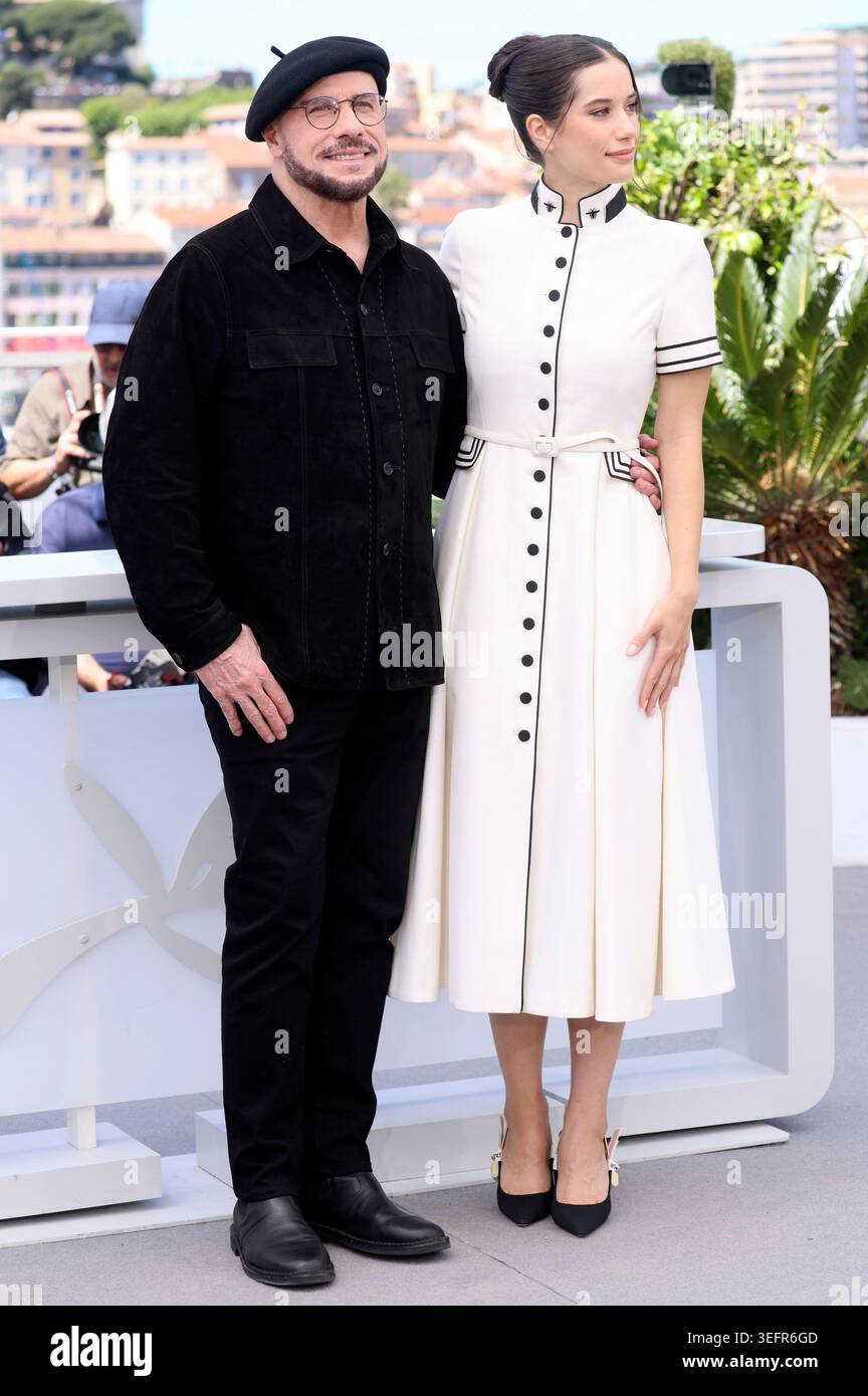 John Travolta avec sa fille Ella Bleu Travolta à la photocall pour le téléfilm 'Propeller One-Way Night Coach / Night Flight to L.A.' au Festival de Cannes 2026 / 79ème Festival International du film de Cannes au Palais des Festivals. Cannes, 16.05.202 Banque D'Images