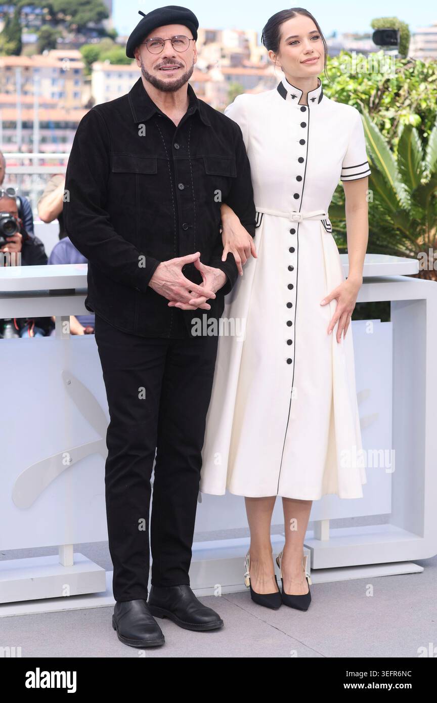 John Travolta avec sa fille Ella Bleu Travolta à la photocall pour le téléfilm 'Propeller One-Way Night Coach / Night Flight to L.A.' au Festival de Cannes 2026 / 79ème Festival International du film de Cannes au Palais des Festivals. Cannes, 16.05.202 Banque D'Images