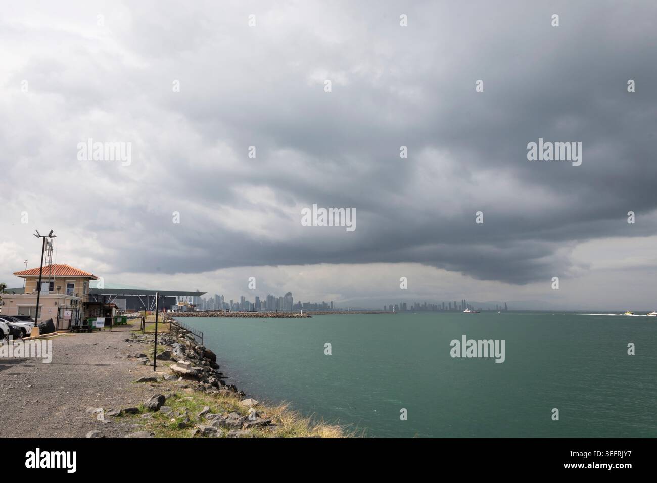 Des nuages d'orage survolent Panama City depuis l'embarcadère Amador Causeway Banque D'Images