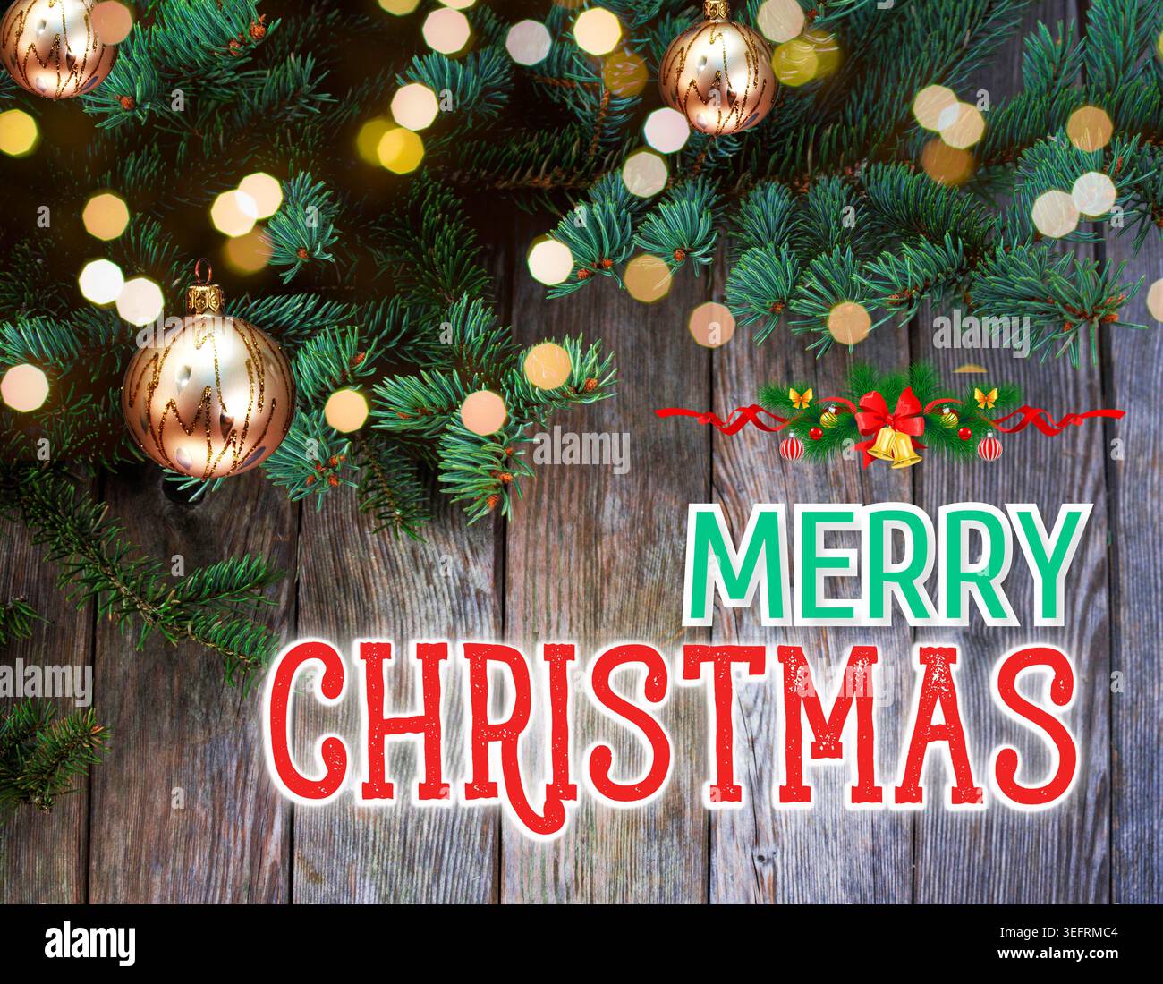 Modèle de carte de voeux joyeux Noël avec texte de typographie festif, branches de pin de Noël décorées, boules dorées et lumières bokeh chaudes Banque D'Images