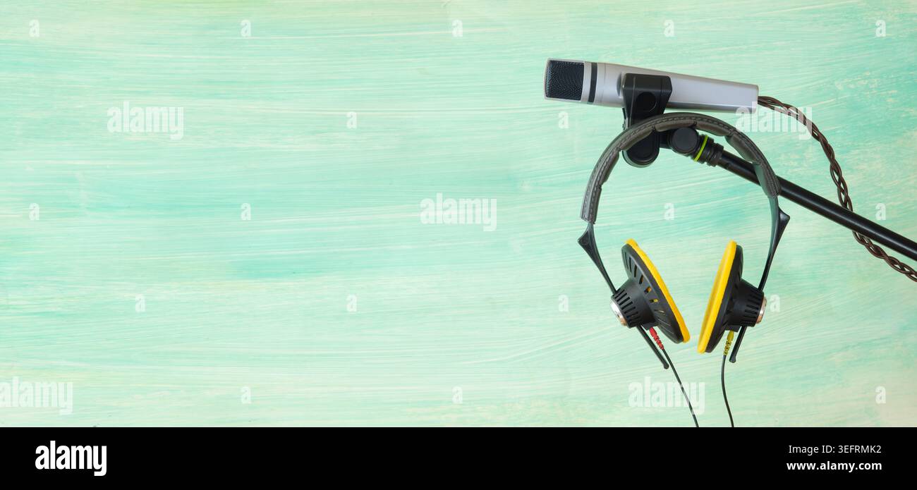 Diffusion de podcasts. Microphone sur pied avec casque professionnel sur fond vert. Médias sociaux et blogs Banque D'Images