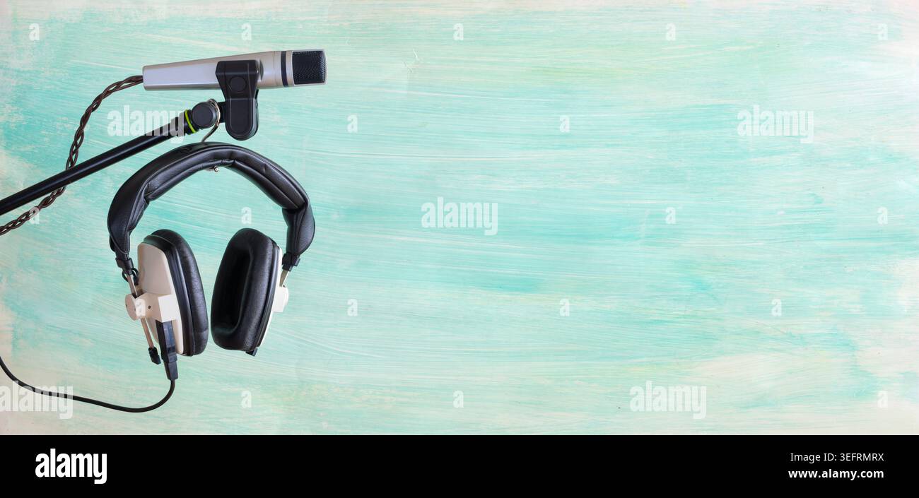 Diffusion de podcasts. Microphone sur pied avec casque professionnel sur fond vert. Médias sociaux et blogs Banque D'Images