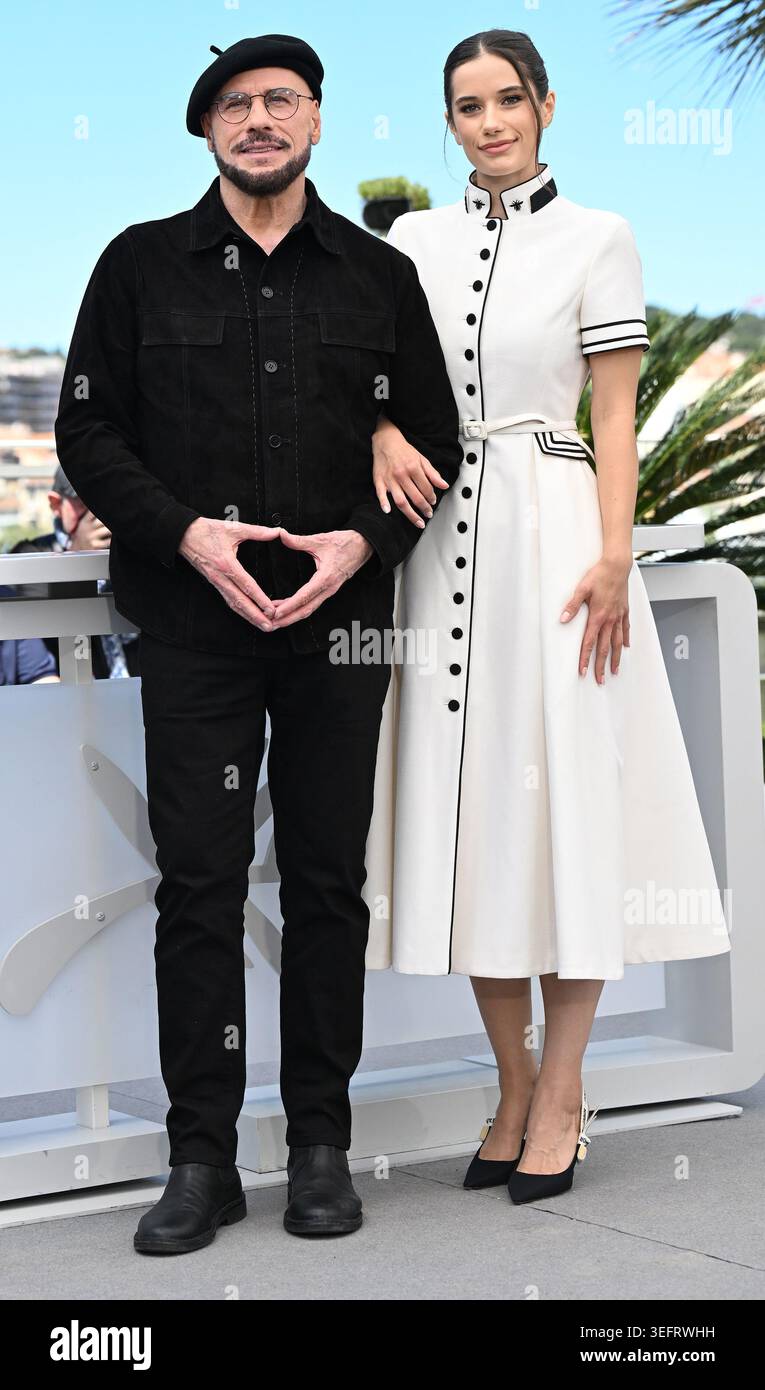 Cannes, France. 16 mai 2026. L'acteur américain John Travolta et l'actrice Bleu Travolta assistent à une séance photo pour Propeller One- Way Night Coach au 79e Festival de Cannes, France, le samedi 16 mai 2026. Photo de Rune Hellestad/UPI crédit : UPI/Alamy Live News Banque D'Images