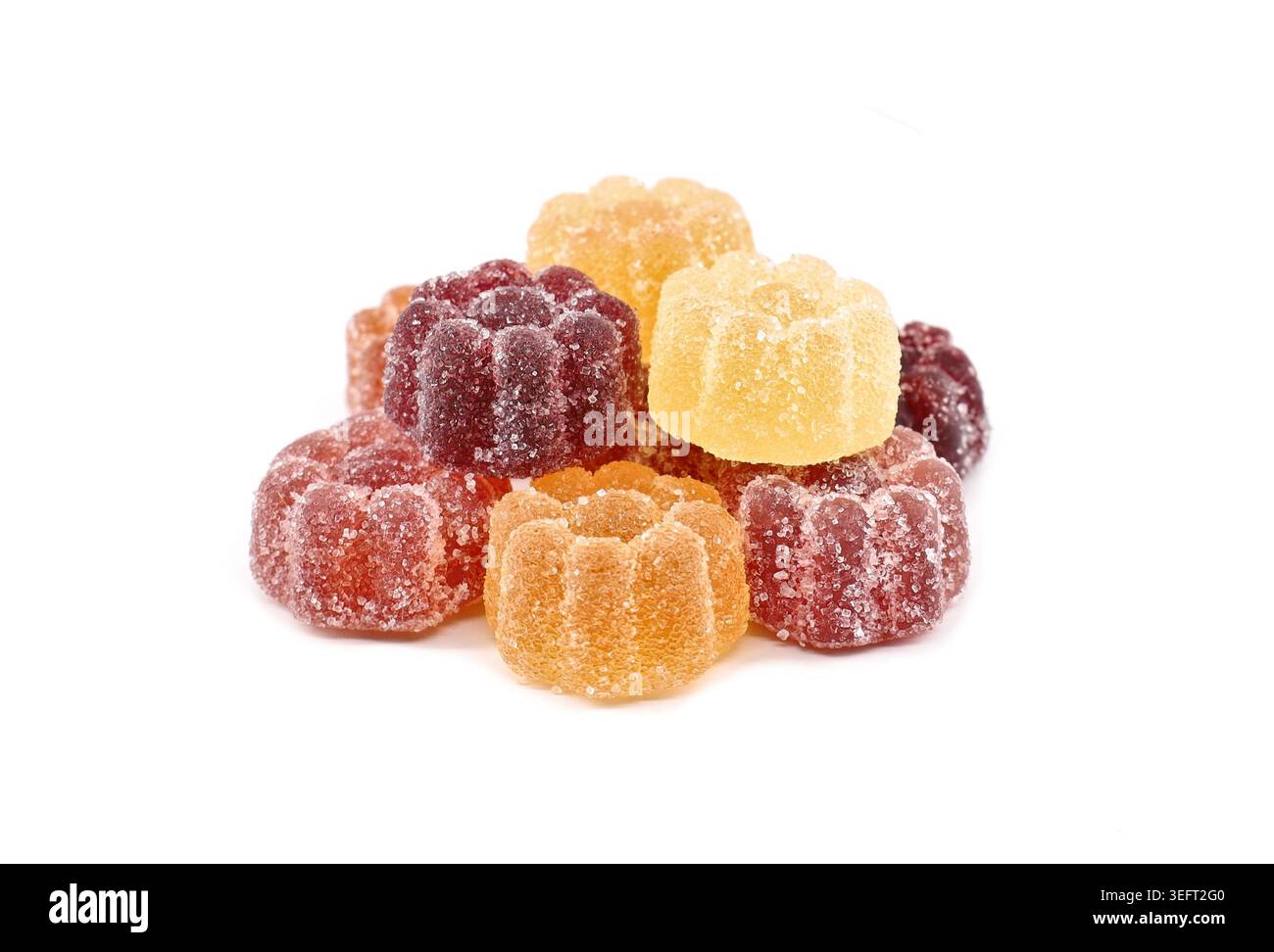 Bonbons en gelée de divers fruits aromatisés enrobés de sucre sur fond blanc Banque D'Images