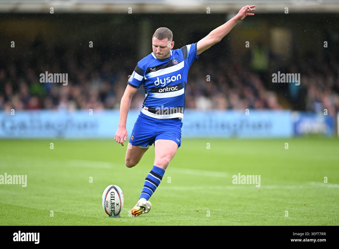 Bath, Royaume-Uni. 16 mai 2026 ; The Recreation Ground, Bath, Somerset, Angleterre; Gallagher Premiership Rugby, Bath versus Newcastle Falcons ; Finn Russell pour Bath Rugby lance une conversion à la 26e minute pour 31-0 crédit : action plus Sports images/Alamy Live News Banque D'Images