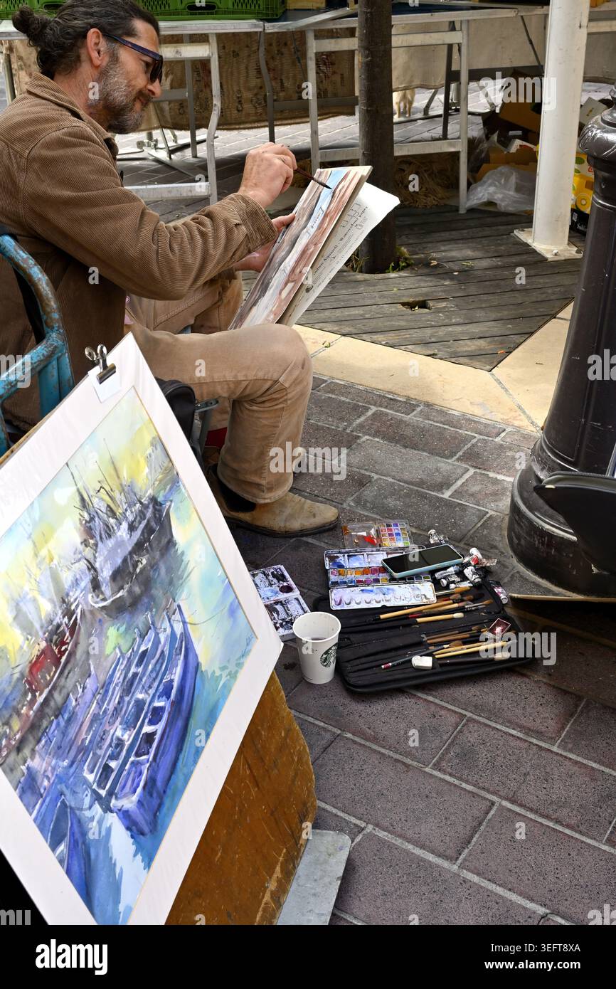 Artiste aquarelle assis à peindre une scène locale tout en travaillant sur le marché français à Nice France Banque D'Images