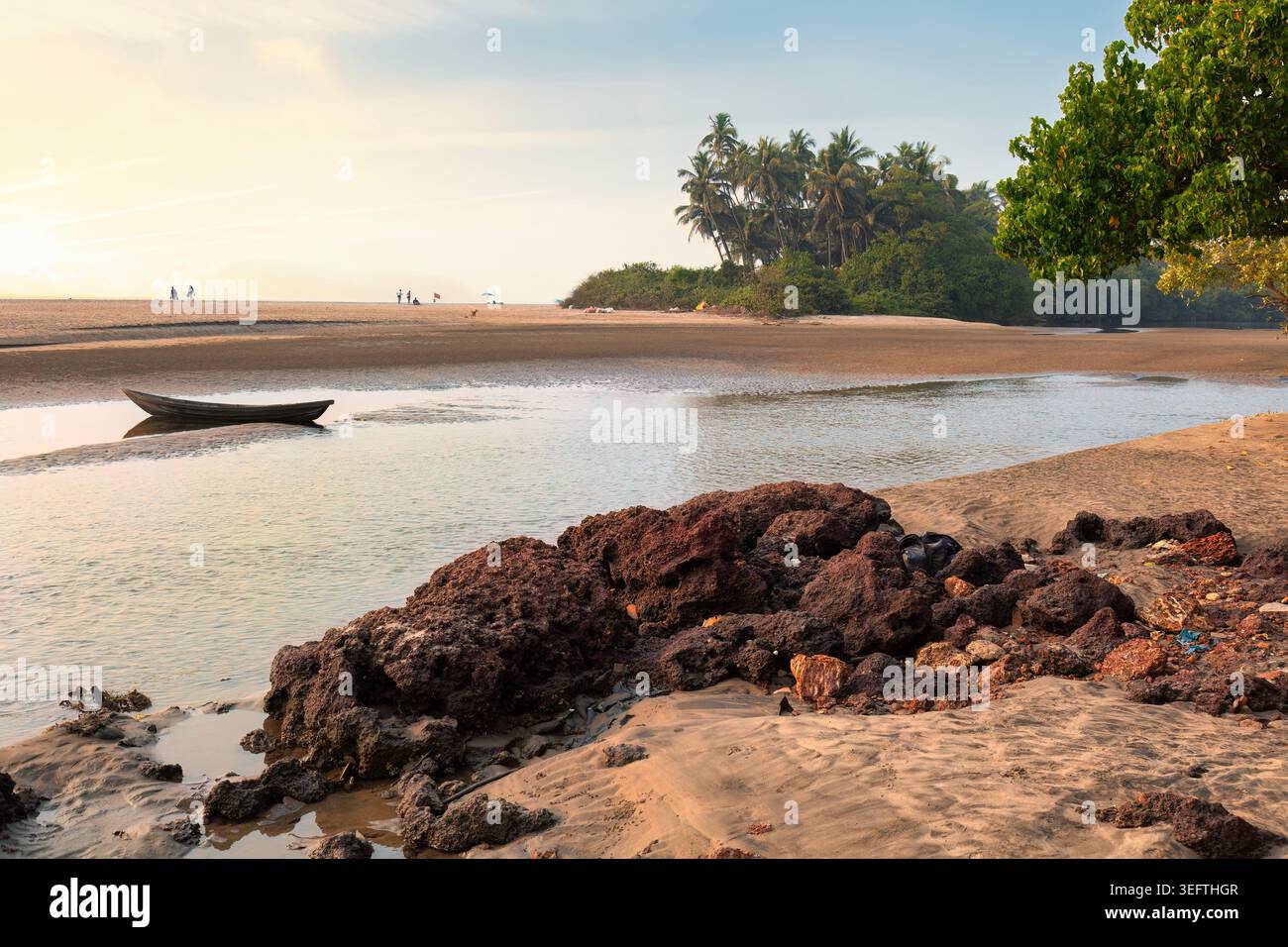 Couchant pittoresque avec canoë et palmiers près d'Anjuna Beach, dans le nord de Goa, en Inde Banque D'Images