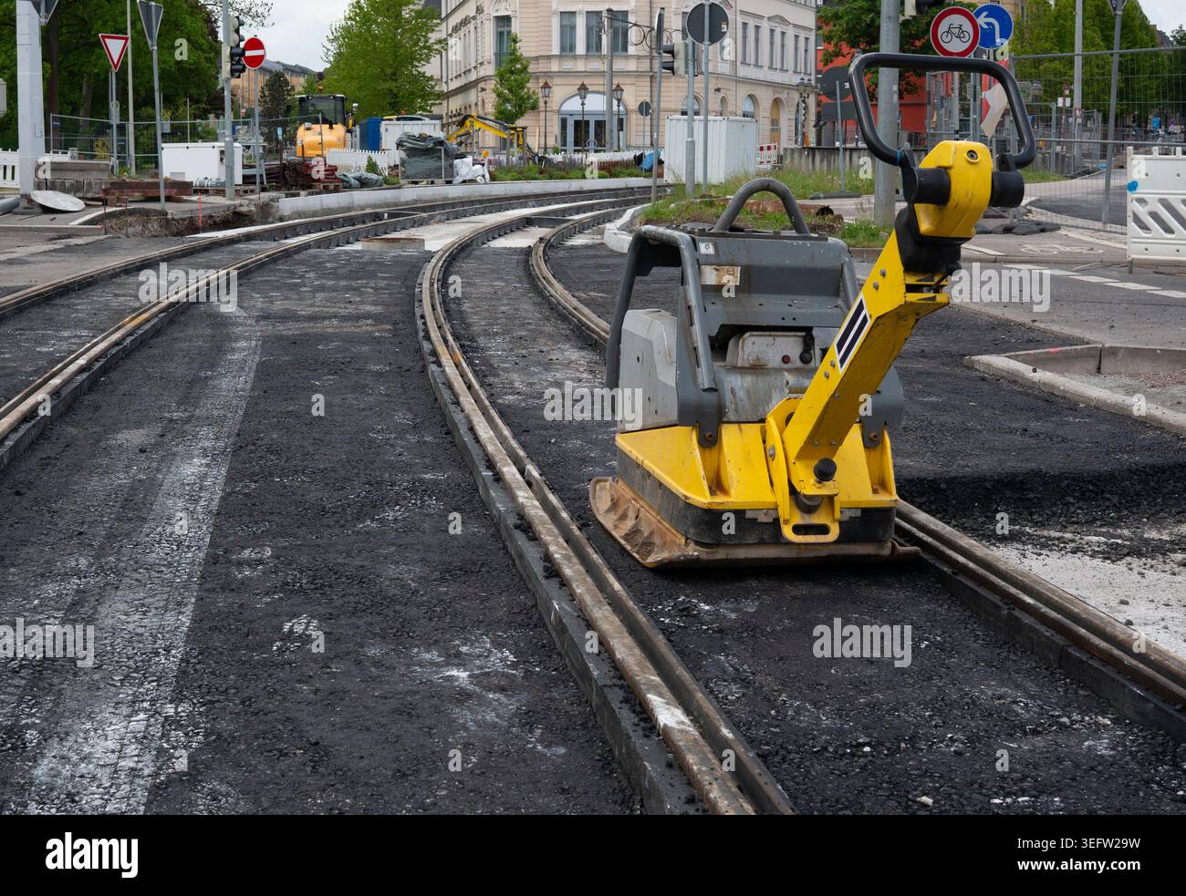 Réhabilitation du réseau ferroviaire de la ville à l'aide d'asphalte et d'une plaque vibrante. Banque D'Images