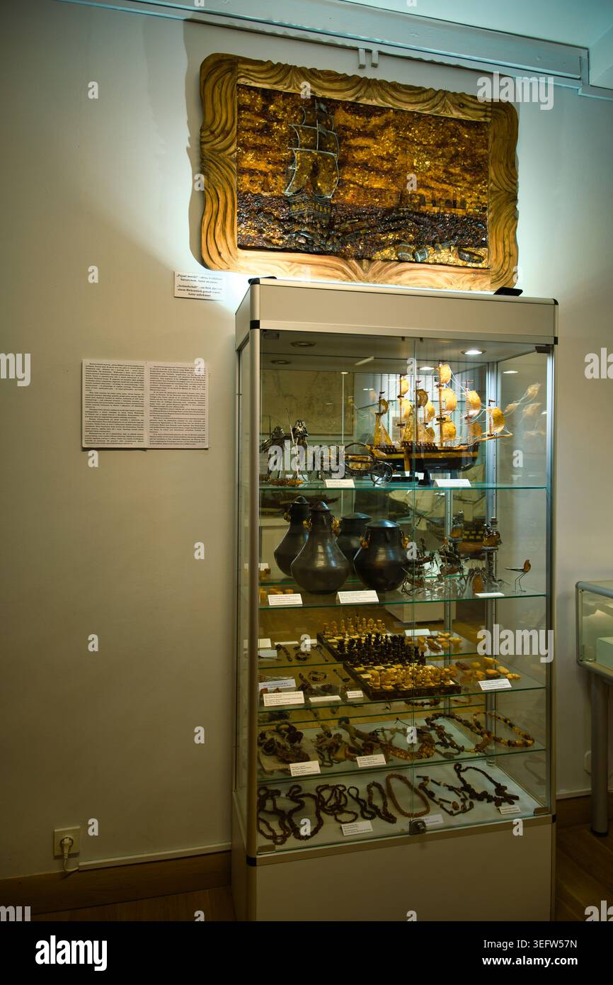 Ambre et artefacts historiques exposés dans le cabinet du musée en verre avec navire modèle et bijoux - Musée de la pêche en mer à Świnoujście. Banque D'Images