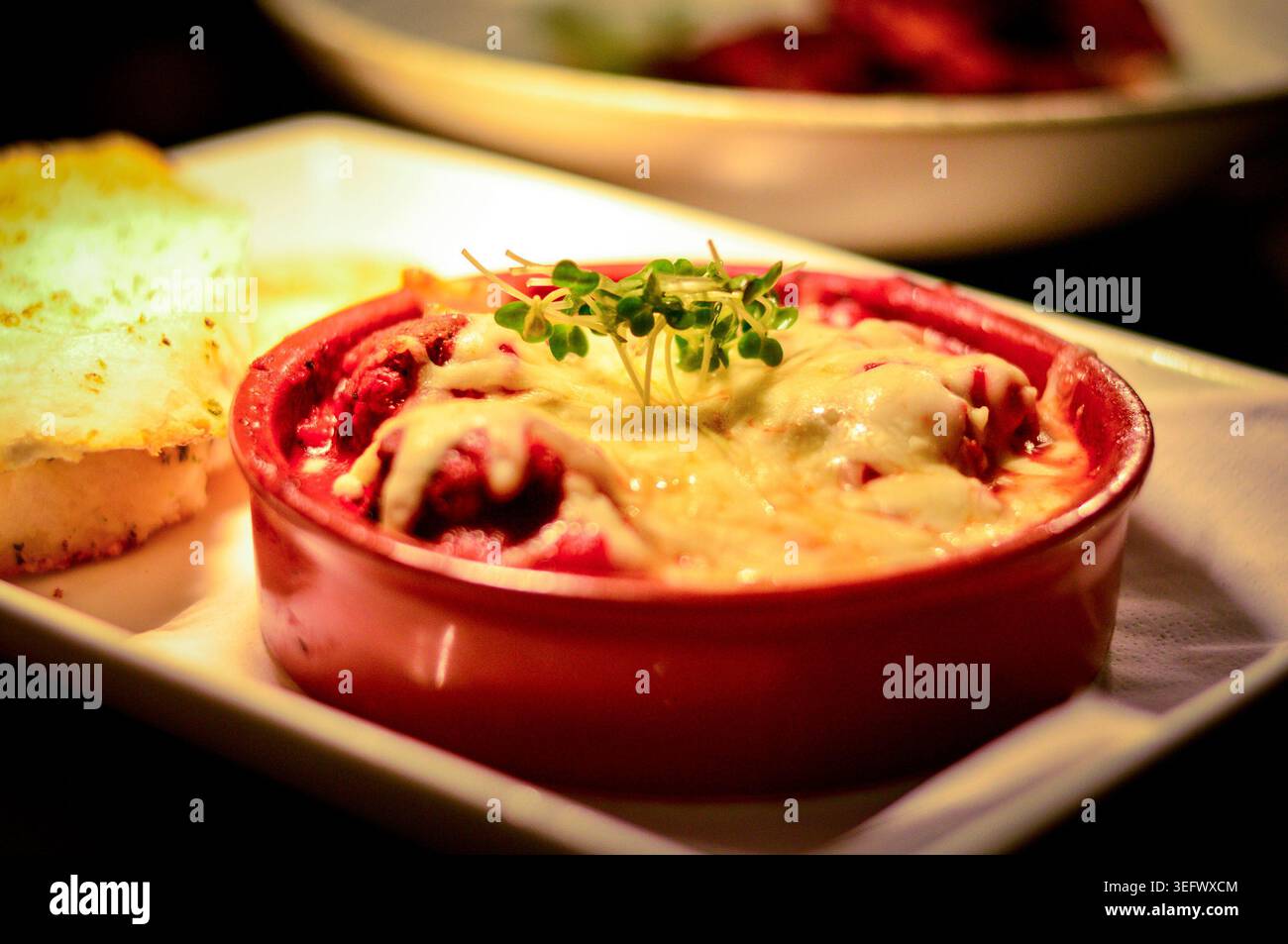 Boulettes de viande avec sauce tomate, herbes et mozzarella. Cliché authentique du restaurant. Banque D'Images