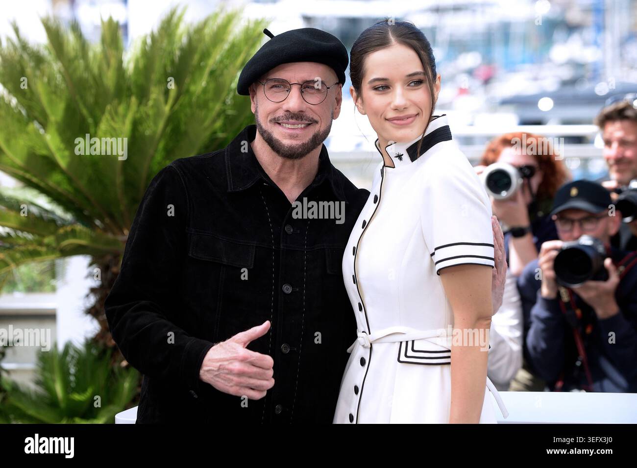 Cannes, France. 16 mai 2026. John Travolta et Ella Bleu Travolta posent lors de la photocall 'Propeller One-Way Night Coach' au 79e Festival de Cannes au Palais des Festivals le 16 mai 2026 à Cannes, France. Photo de Rocco Spaziani/UPI crédit : UPI/Alamy Live News Banque D'Images