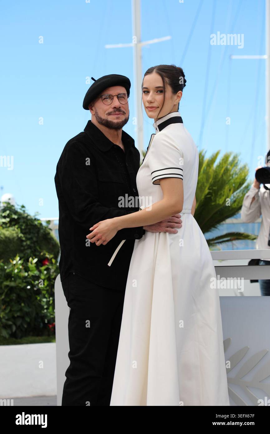 CANNES, FRANCE - 16 MAI : John Travolta et Ella Bleu Travolta à la photocall 'PROPELLER ONE-WAY NIGHT COACH' au 79e Festival de Cannes le 16 mai 2026.Cap/SAT ©Satomi Kokubun/Capital Pictures Banque D'Images