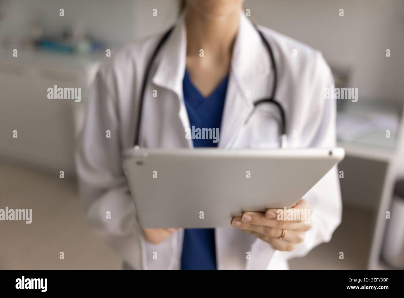 Gros plan d'une femme médecin utilisant une tablette numérique Banque D'Images