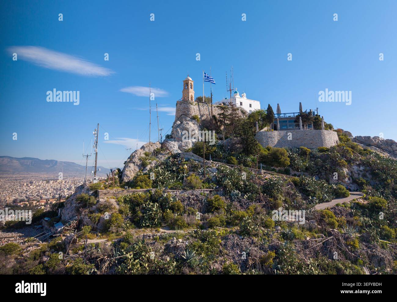 Image aérienne de Lycabettus Peak avec antennes et chapelle George Banque D'Images