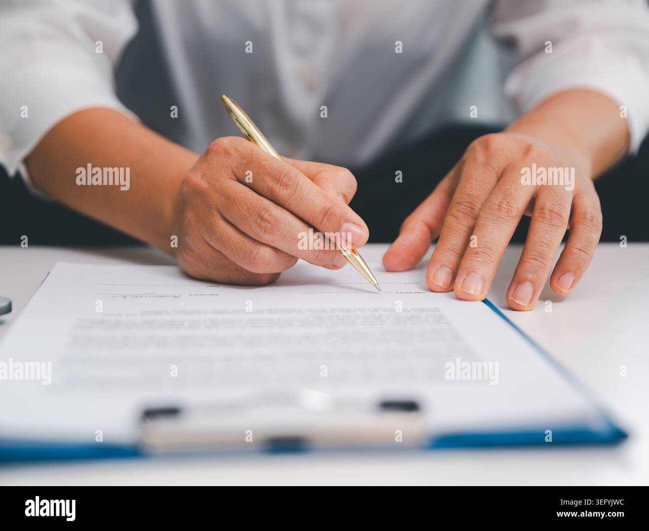 Gros plan mains signant le formulaire sur le presse-papiers avec un stylo doré, montrant la signature du contrat, l'approbation du document, les documents juridiques, le processus financier, veri. affaires Banque D'Images