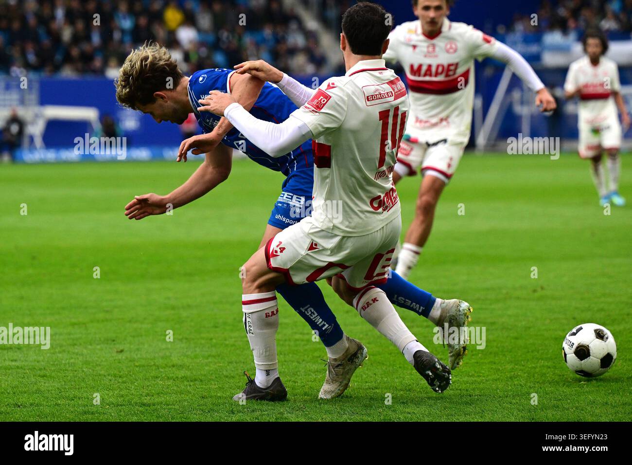 16.05.2026, Hofmann Personal Stadion, Linz, AUT, 1. FBL, Blau-Weiß Linz vs GAK, Qualifikationsgruppe, 10. Runde, im Bild v.l. Simon Seidl (FC Blau-Weiß Linz), Jacob Italiano (Grazer AK 1902) // v.l. Simon Seidl (FC Blau-Weiß Linz), Jacob Italiano (Grazer AK 1902) lors de l'Admiral Bundesliga, groupe de qualification, 10e tour de match entre Blau-Weiß Linz et GAK à Linz, Autriche le 2026/05/16. EXPA Pictures © 2026, Photocredit : EXPA/ Reinhard Eisenbauer Banque D'Images
