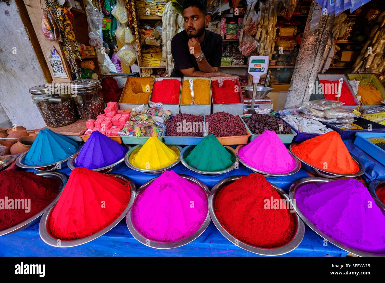 Inde, état du Karnataka, Mysore, marché de Daravaja, marchand de poudre colorée destinée aux offrandes Banque D'Images