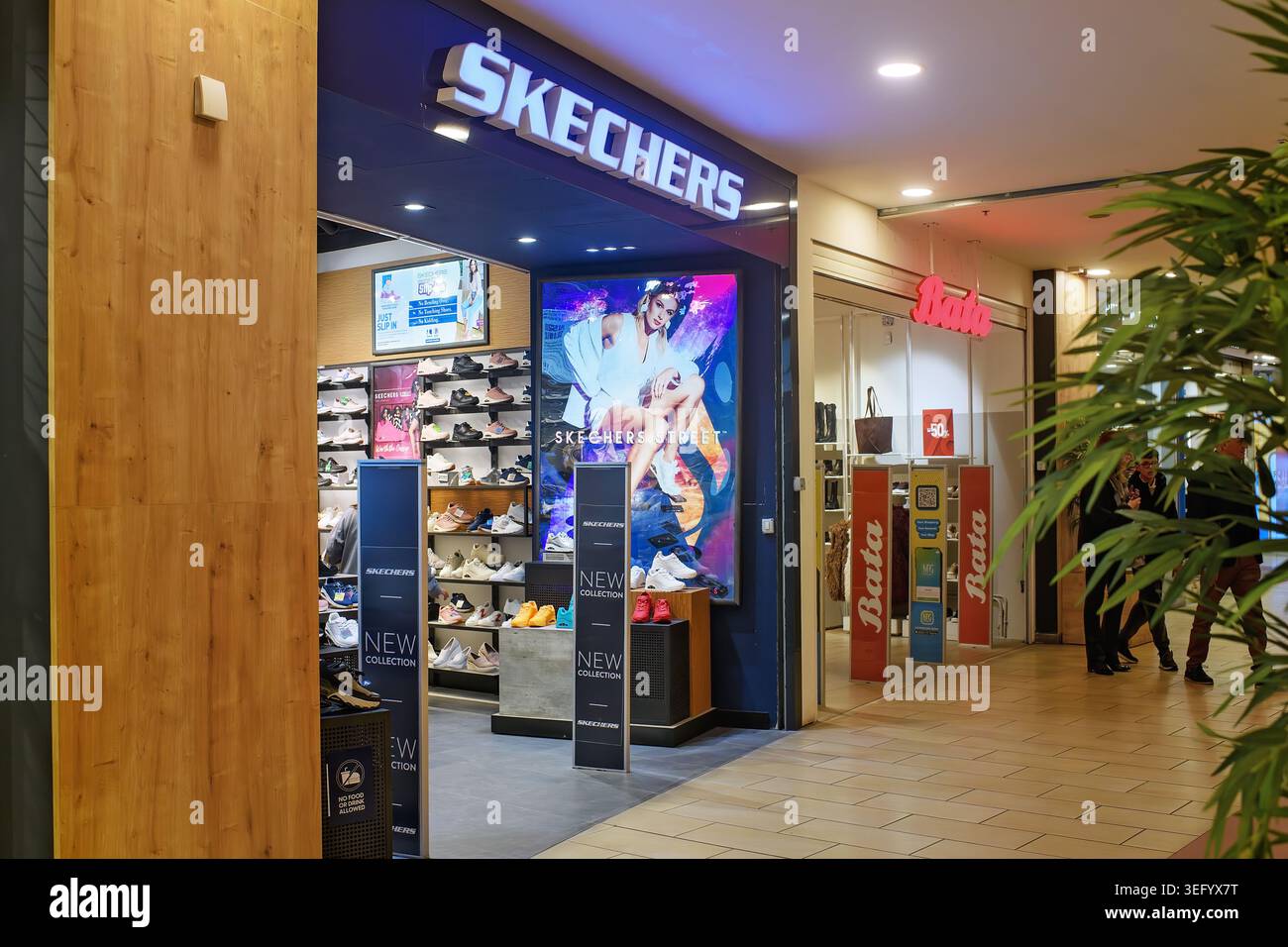 Sliema, Malte - 1er février 2026 : vitrine et entrée du magasin de chaussures Skechers dans un centre commercial avec logo illuminé et affichage intérieur. Banque D'Images