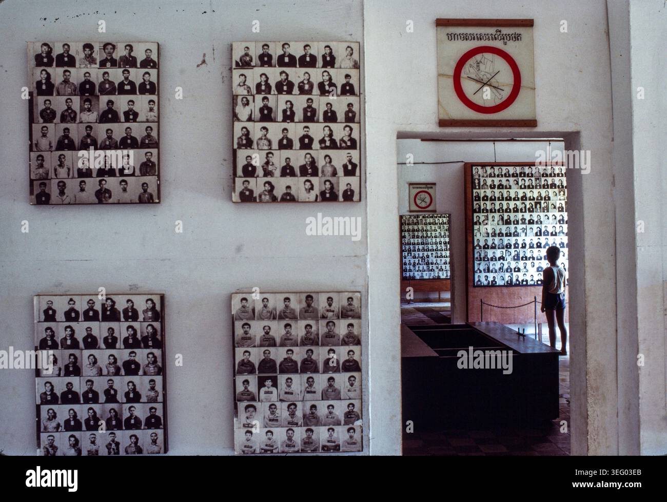 Cambodge : les Khmers rouges photographiaient leurs victimes avant de les tuer à Toul Sleng, une ancienne école de Phnom Penh. Entre décembre 1975 et juin 1978, au moins 12 000 personnes sont mortes lentement ici. La plupart des victimes étaient elles-mêmes Khmers rouges, mais d’une faction dénoncée ou soupçonnée de travailler pour la CIA, le KGB ou Hanoi ou les trois. Des familles entières étaient confinées dans de petites cellules attachées à une seule barre de fer. Banque D'Images