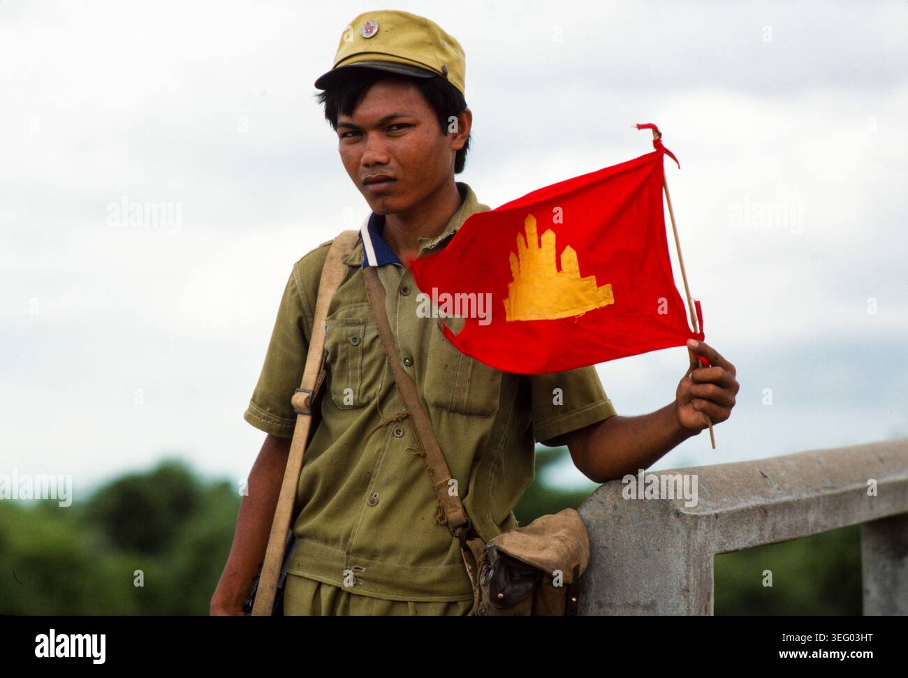 Un soldat cambodgien garde un pont, Cambodge rural, 1987 Banque D'Images