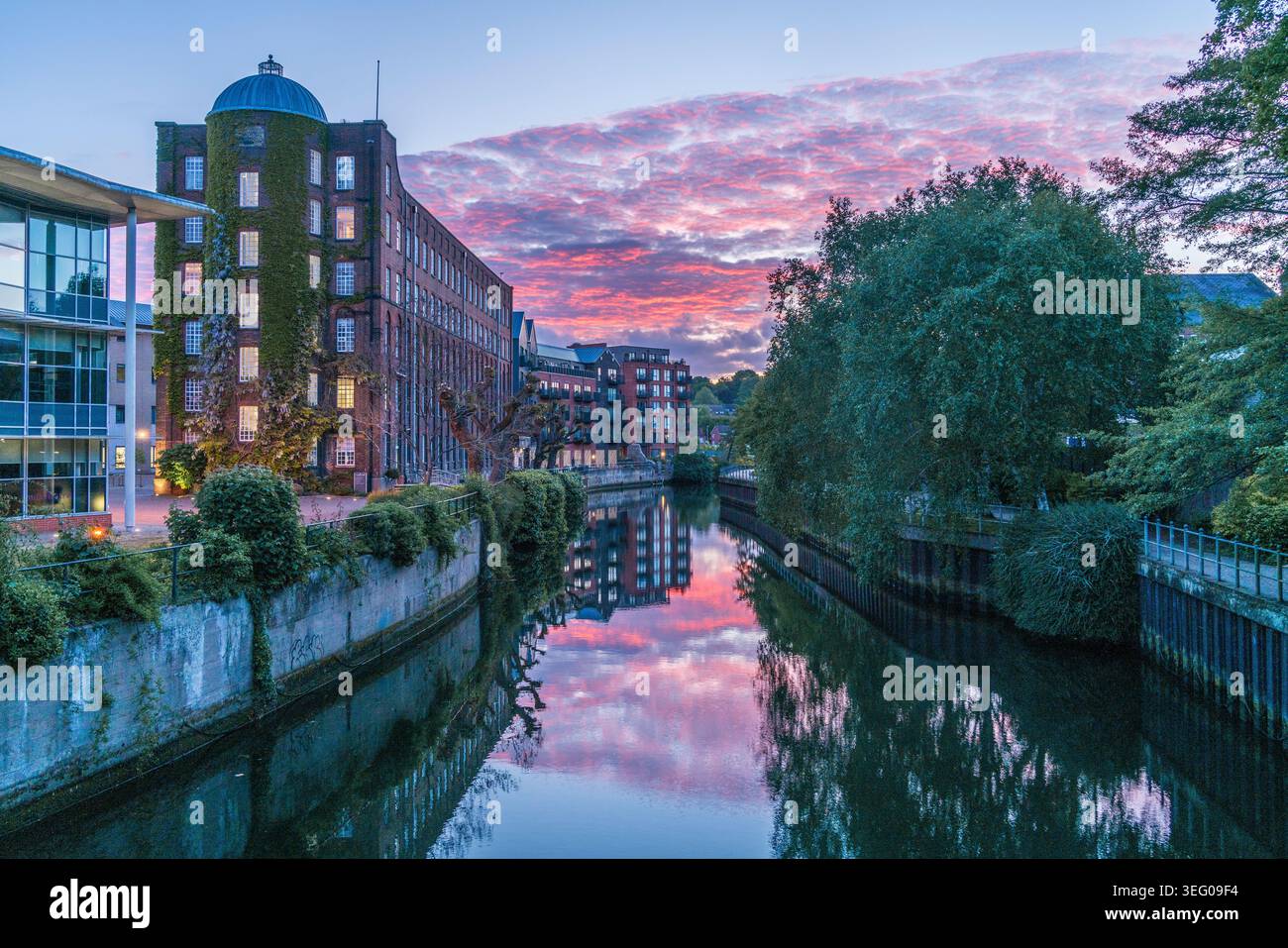 Avant l'aube au-dessus de la rivière Wensum, Norwich Banque D'Images