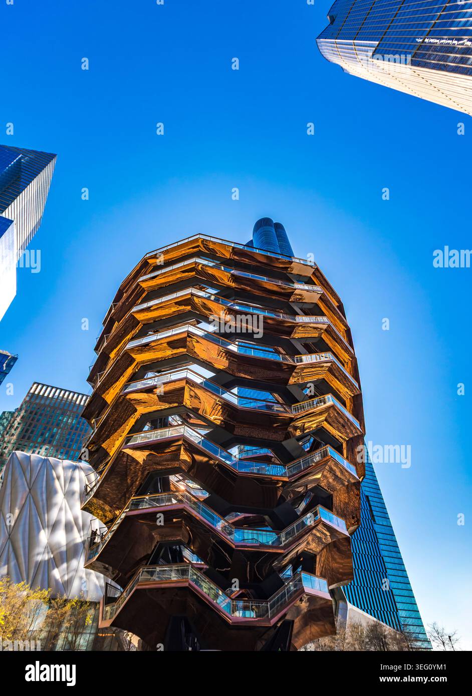 New York, États-Unis - 11 avril 2026 : le navire de couleur bronze à Hudson Yards. Le navire, conçu par l'architecte britannique Thomas Heatherwick, est un 1 Banque D'Images
