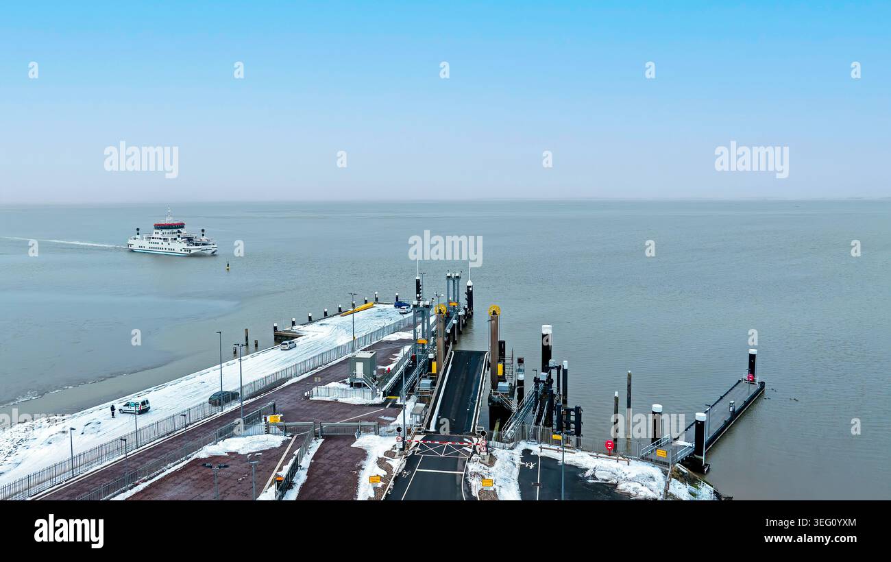 Aérien d'un ferry de passagers arrivant à un port en hiver Banque D'Images