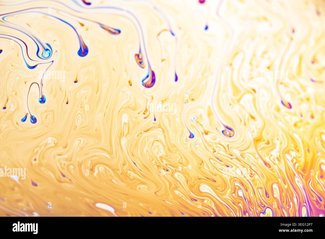 Vue rapprochée des motifs fluides et éclatants et des couleurs irisées formés par interférence lumineuse sur un film à bulles de savon Banque D'Images
