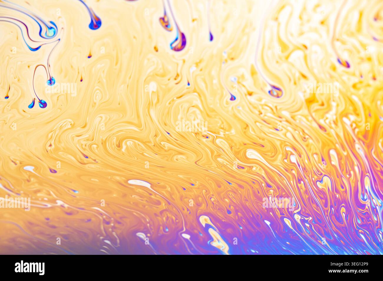 Vue rapprochée des couleurs vives et fluides et des textures créées par l'interférence lumineuse sur un film de savon Banque D'Images