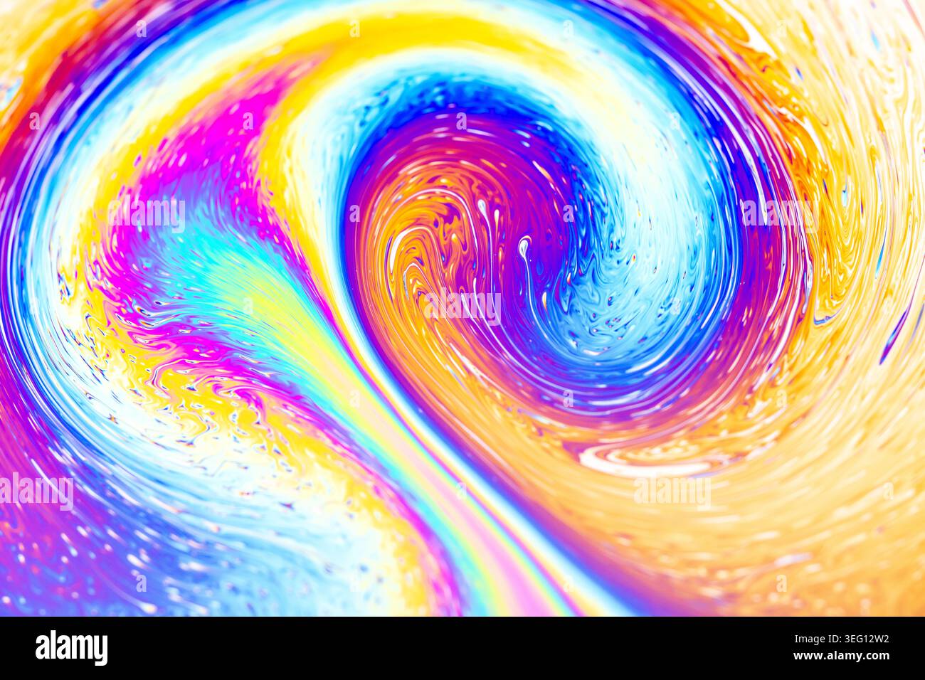 Vue rapprochée de couleurs irisées tourbillonnant et se mélangeant à la surface d'une bulle de savon, mettant en valeur un design abstrait dynamique et fluide Banque D'Images