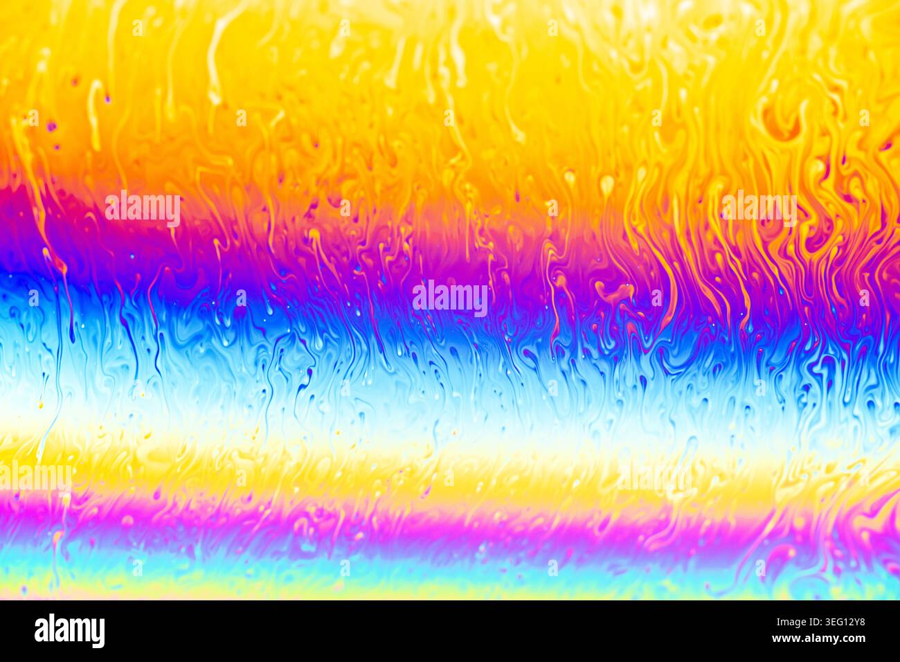 Vue rapprochée de la surface irisée d'une bulle de savon montrant des motifs d'interférence et des couleurs fluides Banque D'Images