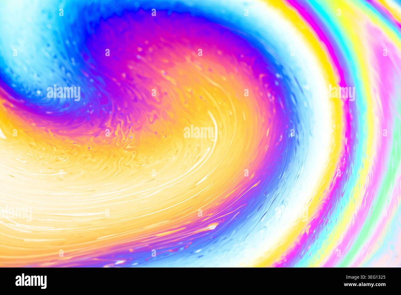 Vue rapprochée des couleurs irisées sur la surface d'une bulle de savon, mettant en valeur un tourbillon dynamique de bleus, violets, jaunes et roses Banque D'Images