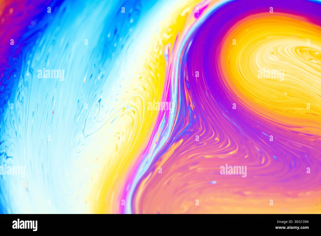 Vue rapprochée des couleurs irisées et des motifs fluides sur un film à bulles de savon, mettant en évidence les couleurs d'interférence et la réfraction de la lumière Banque D'Images