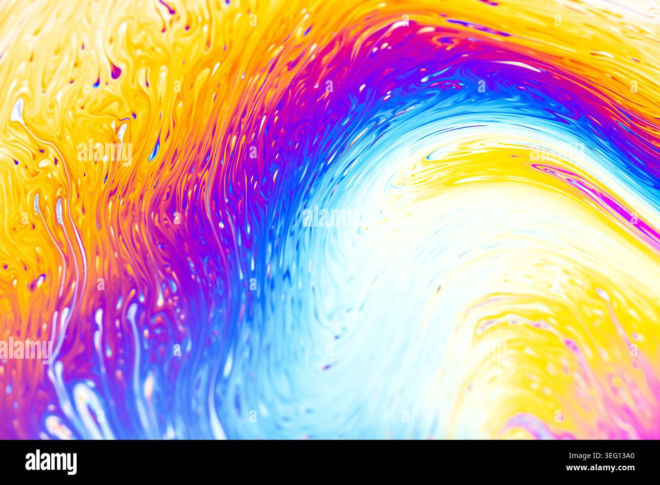 Vue macro des couleurs et motifs de l'arc-en-ciel tourbillonnants sur un film de savon, mettant en évidence les motifs d'interférence et la réfraction de la lumière Banque D'Images