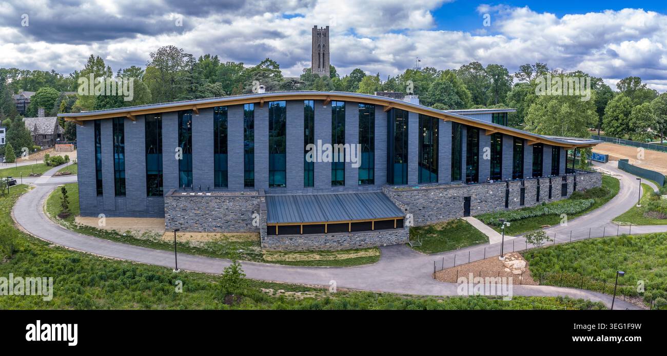 Une photographie aérienne par drone d'un bâtiment universitaire contemporain au Swarthmore College, Swarthmore, dans le comté de Delaware, Pennsylvanie, mettant en vedette un Banque D'Images