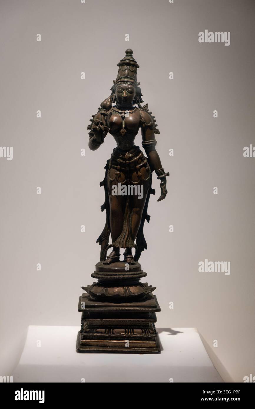 Bhu-Devi. Nayaka, XVIIe siècle de notre ère. Bronze. Inde du Sud. Hauteur : 25,3 cm, largeur : 7,7 cm, profondeur : 7,3 cm Bhu-Devi, ou la déesse de la terre Prithivi, qui est Banque D'Images