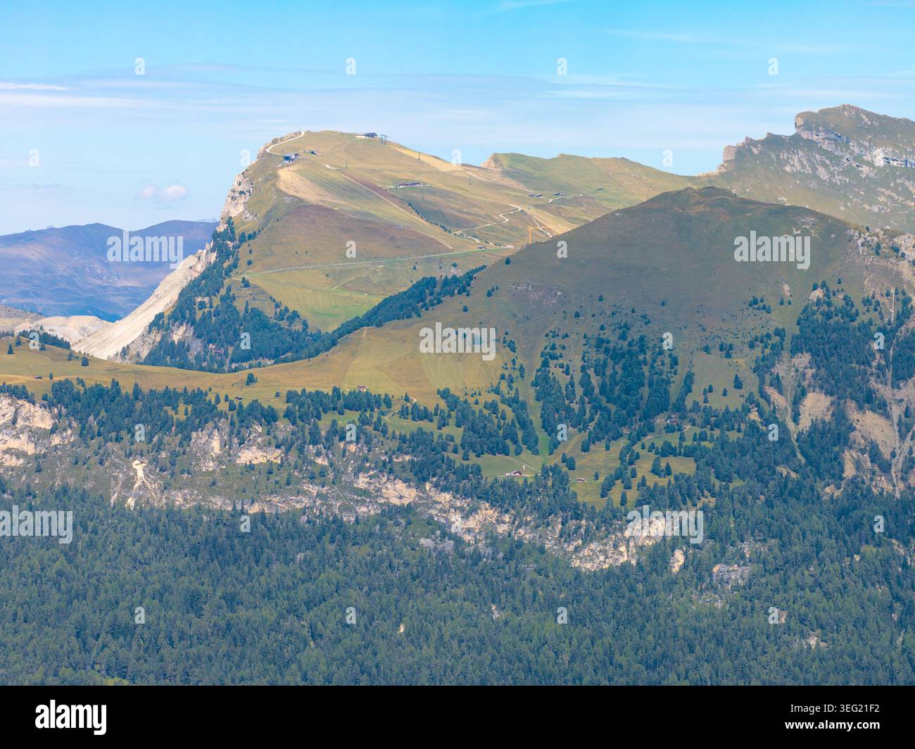 Seceda Ridgeline. Tyrol du Sud. Dolomites. Italie. Photo aérienne. Banque D'Images