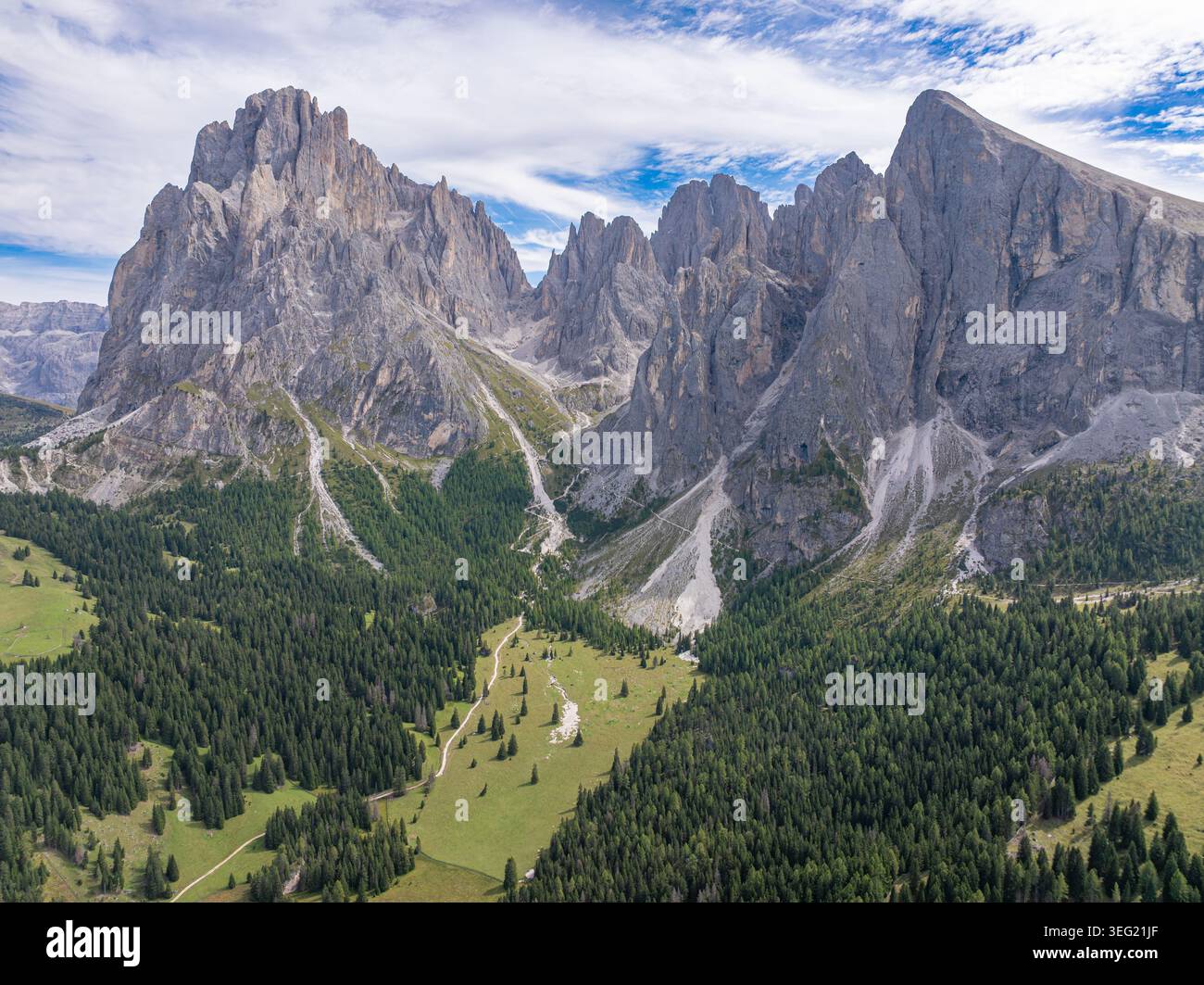 Langkofel et Plattkofel dans les Dolomites. Alto Adige. Italia. Banque D'Images